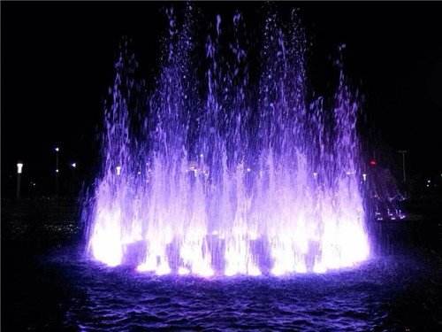 The large fountain, like a fairyland, is fascinating (picture)